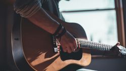 Chord Gitar Uddani Tenri Bali: Melodi Rindu yang Mengharukan Hati dalam Lagu Bugis Chord Gitar Uddani Tenri Bali: Melodi Rindu yang Mengharukan Hati dalam Lagu Bugis