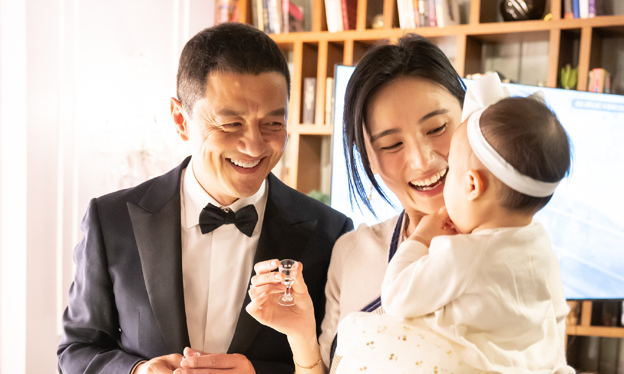 Li Yapeng’s Younger Wife, Haiha Jinxi, Praised for Standing by Him in His Darkest Hour