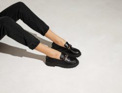 10 Rekomendasi Sepatu Pantofel yang akan Membuat Penampilan Anda Semakin Elegan untuk Wanita 10 Rekomendasi Sepatu Pantofel yang akan Membuat Penampilan Anda Semakin Elegan untuk Wanita