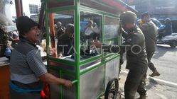 Satpol PP Gelar Operasi Penertiban PKL di Simpang Ciawi Satpol PP Gelar Operasi Penertiban PKL di Simpang Ciawi