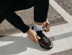 5 Sepatu Sekolah Hitam dari Brand Lokal Indonesia: Nyaman dan Tahan Bila Digunakan untuk Lari! 5 Sepatu Sekolah Hitam dari Brand Lokal Indonesia: Nyaman dan Tahan Bila Digunakan untuk Lari!