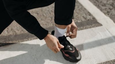 5 Sepatu Sekolah Hitam dari Brand Lokal Indonesia: Nyaman dan Tahan Bila Digunakan untuk Lari!