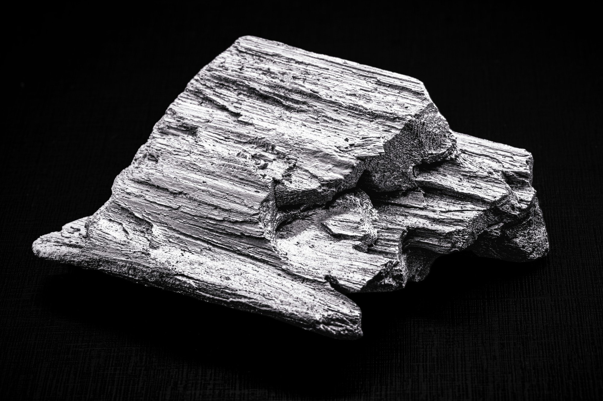 China’s Rare Mineral Bestows “Super Vision” on Animals, Offers Hope for Humans