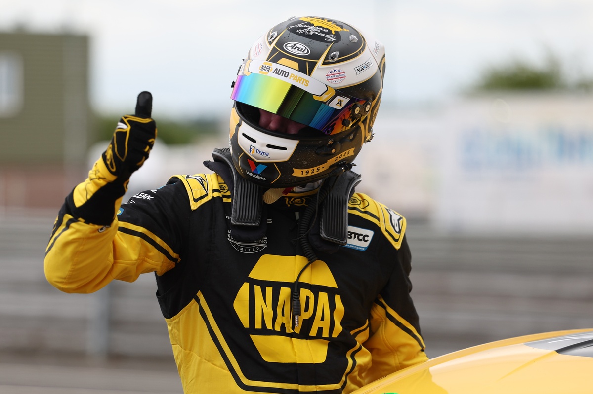 BTCC Thruxton Showdown: Sutton Seizes Victory with Blistering Start