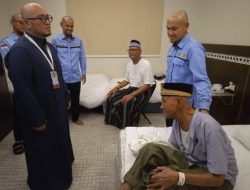 Banyak Jemaah Sakit Lewat Pemeriksaan, Petugas Cuma Bisa Layani 500 Orang di Safari Wukuf Banyak Jemaah Sakit Lewat Pemeriksaan, Petugas Cuma Bisa Layani 500 Orang di Safari Wukuf