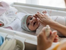 10 Merek Krim Wajah Bayi Terbaik dan Aman 10 Merek Krim Wajah Bayi Terbaik dan Aman