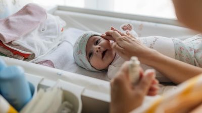 10 Merek Krim Wajah Bayi Terbaik dan Aman