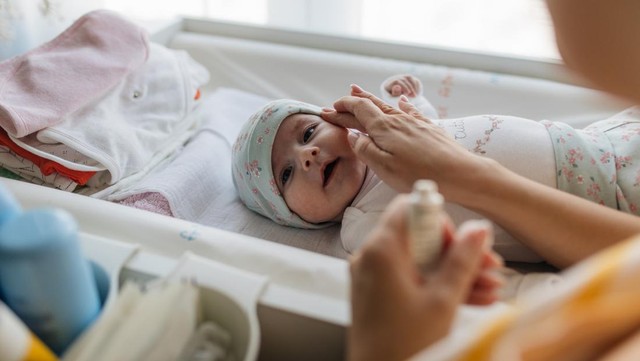 10 Merek Krim Wajah Bayi Terbaik dan Aman
