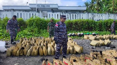 TNI AL Musnahkan Kapal Filipina Muat Ayam Ras dan Minuman Beralkohol Illegally Nilai Rp 2,2 Miliar