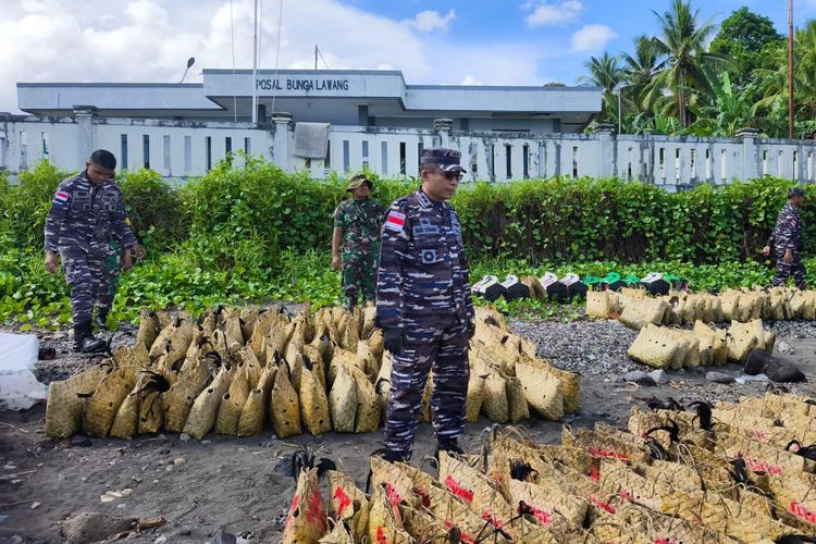 TNI AL Musnahkan Kapal Filipina Muat Ayam Ras dan Minuman Beralkohol Illegally Nilai Rp 2,2 Miliar
