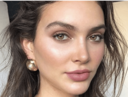 Brow-Town: Is Age Thinning Your Eyebrows? Experts Reveal All! Brow-Town: Is Age Thinning Your Eyebrows? Experts Reveal All!