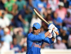 Pickpocket-Fast Hands: Ravi Shastri Praises MS Dhoni’s Spectacular Wicketkeeping Pickpocket-Fast Hands: Ravi Shastri Praises MS Dhoni’s Spectacular Wicketkeeping