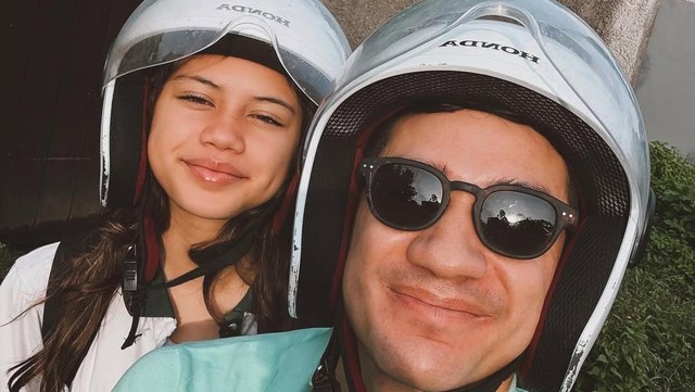 Terpopuler: Kisah Hangat Andrew White: Antarkan-Jemput Anak Naik Motor