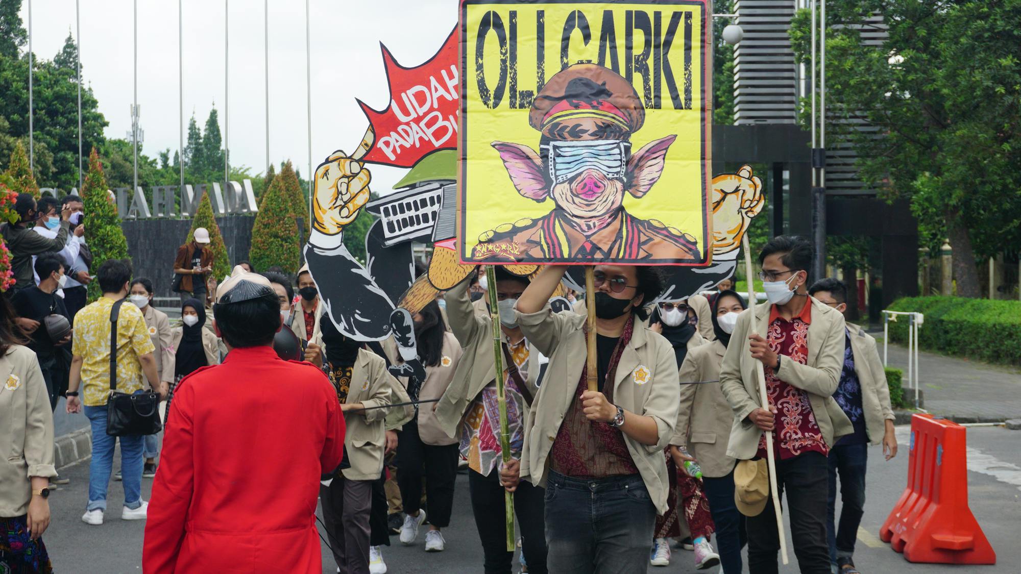 Dilema Desentralisasi: Membangun Oligarki Lokal dan Memperluas Dinasti Politik