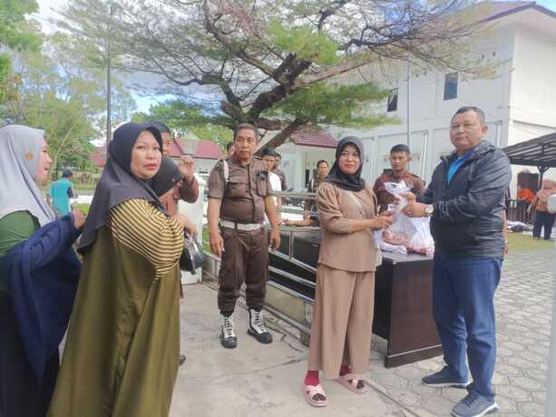 Kalteng Kejati Berbagi 16 Hewan Kurban untuk Warga dan Anak Panti