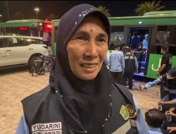 Bukan Hanya Tugas: Kisah Yundarini Merawat Jemaah Disabilitas Sebagai Keluarga Sendiri