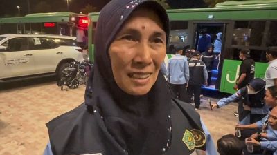 Bukan Hanya Tugas: Kisah Yundarini Merawat Jemaah Disabilitas Sebagai Keluarga Sendiri