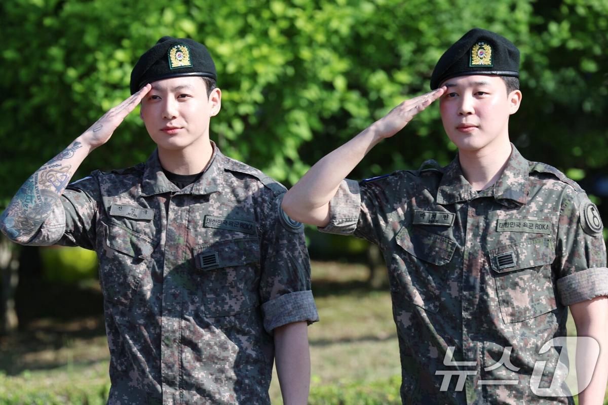 9 Gambar Jimin dan Jungkook BTS Keluar Wamil: Tampak Malu-Malu