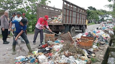 Sampah Menumpuk Selama Seminggu, Jalan Tertutup dan Akses Terhambat
