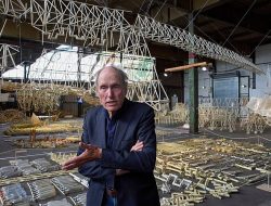 Dutch Artist Theo Jansen Unveils Striking Walking Creations in New Exhibition