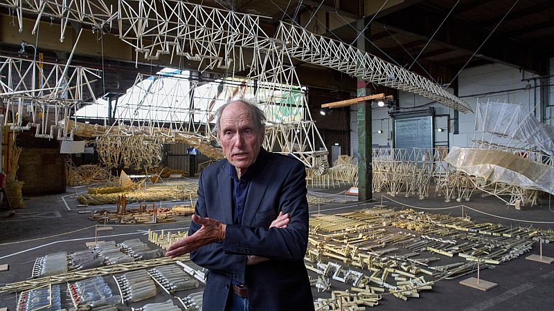 Dutch Artist Theo Jansen Unveils Striking Walking Creations in New Exhibition