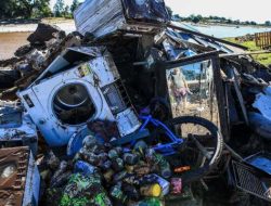 Residents Outraged as Floods Leave Behind Mountains of Waste: ‘The Stench Is Overwhelming’ Residents Outraged as Floods Leave Behind Mountains of Waste: ‘The Stench Is Overwhelming’