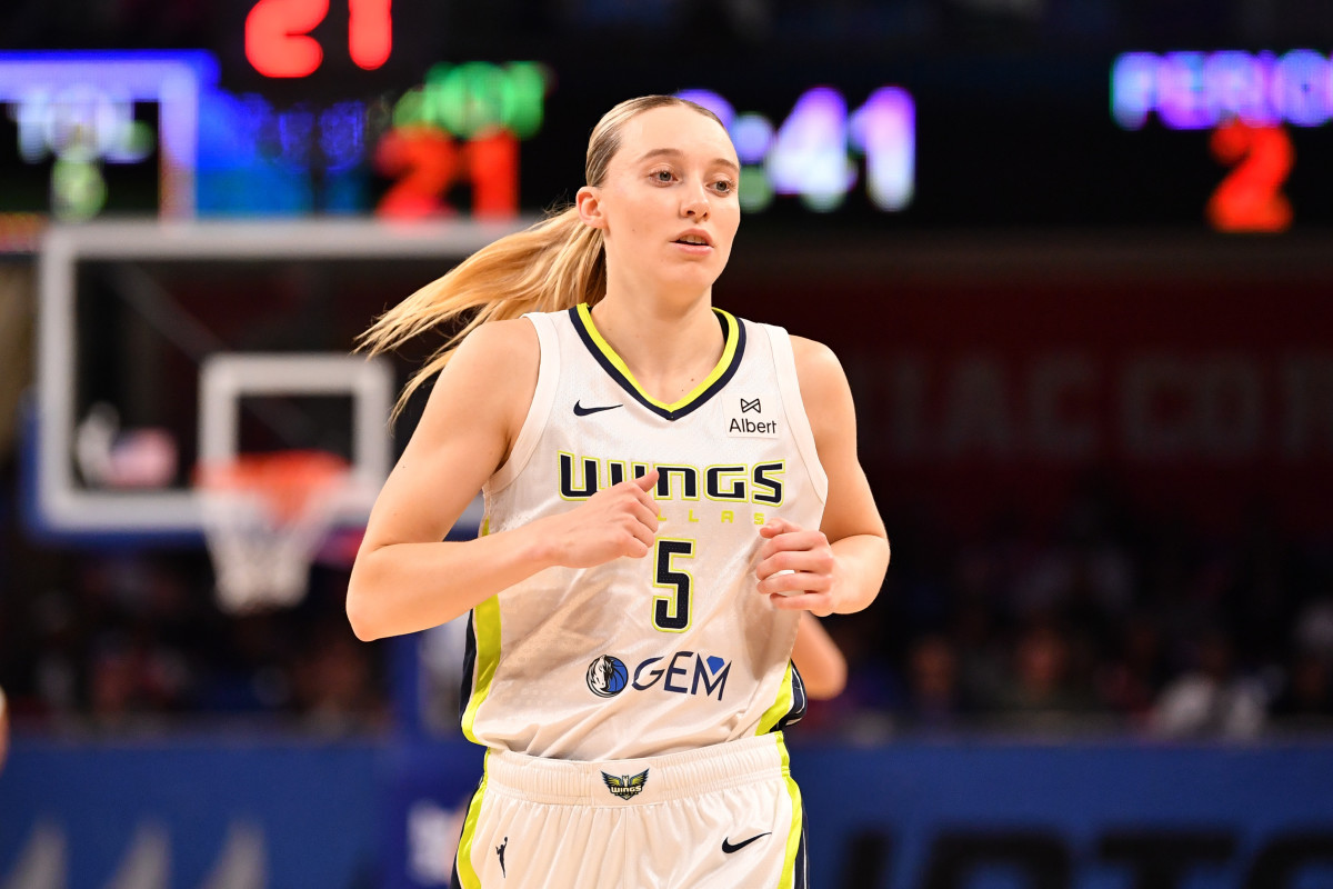 Paige Bueckers Aims for Historic Rookie Year, Treading in Caitlin Clark’s Footsteps
