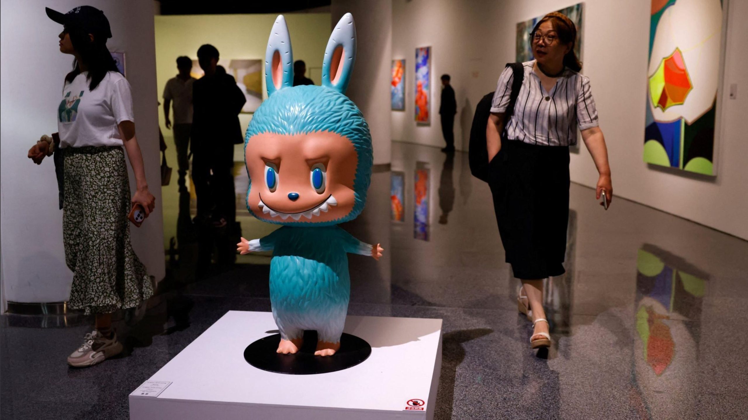 Gigantic Labubu Doll Fetches Over 0,000