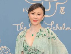Hong Kong’s Stephen Chow and Carina Lau Reunite in Heartwarming Embrace Hong Kong’s Stephen Chow and Carina Lau Reunite in Heartwarming Embrace
