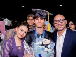 7 Gambar Rizky Langit Wisuda SMA, Rossa dan Yoyo Hadir Bersama 7 Gambar Rizky Langit Wisuda SMA, Rossa dan Yoyo Hadir Bersama
