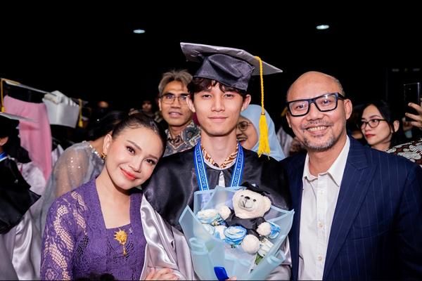 7 Gambar Rizky Langit Wisuda SMA, Rossa dan Yoyo Hadir Bersama