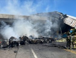 Semi-truck drives off Oklahoma overpass, explodes follwing crash; driver survives