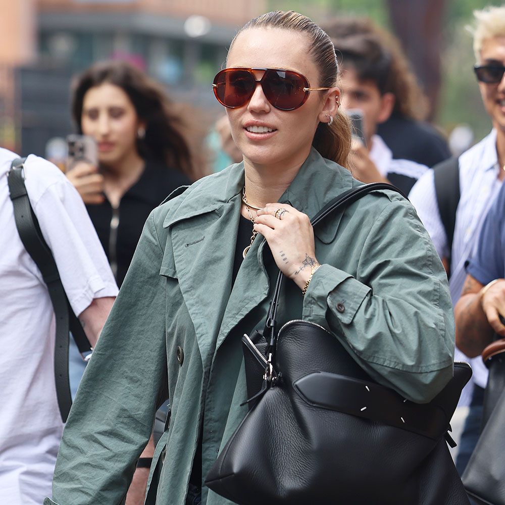 If You Travel in This Jean and Flat Shoe Combo, Your Style Is Definitely on Point.