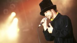 ’90s Pop Legend, 55, Stuns Crowd with Surprise Wembley Stadium Show’