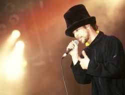 ’90s Pop Legend, 55, Stuns Crowd with Surprise Wembley Stadium Show’ ’90s Pop Legend, 55, Stuns Crowd with Surprise Wembley Stadium Show’