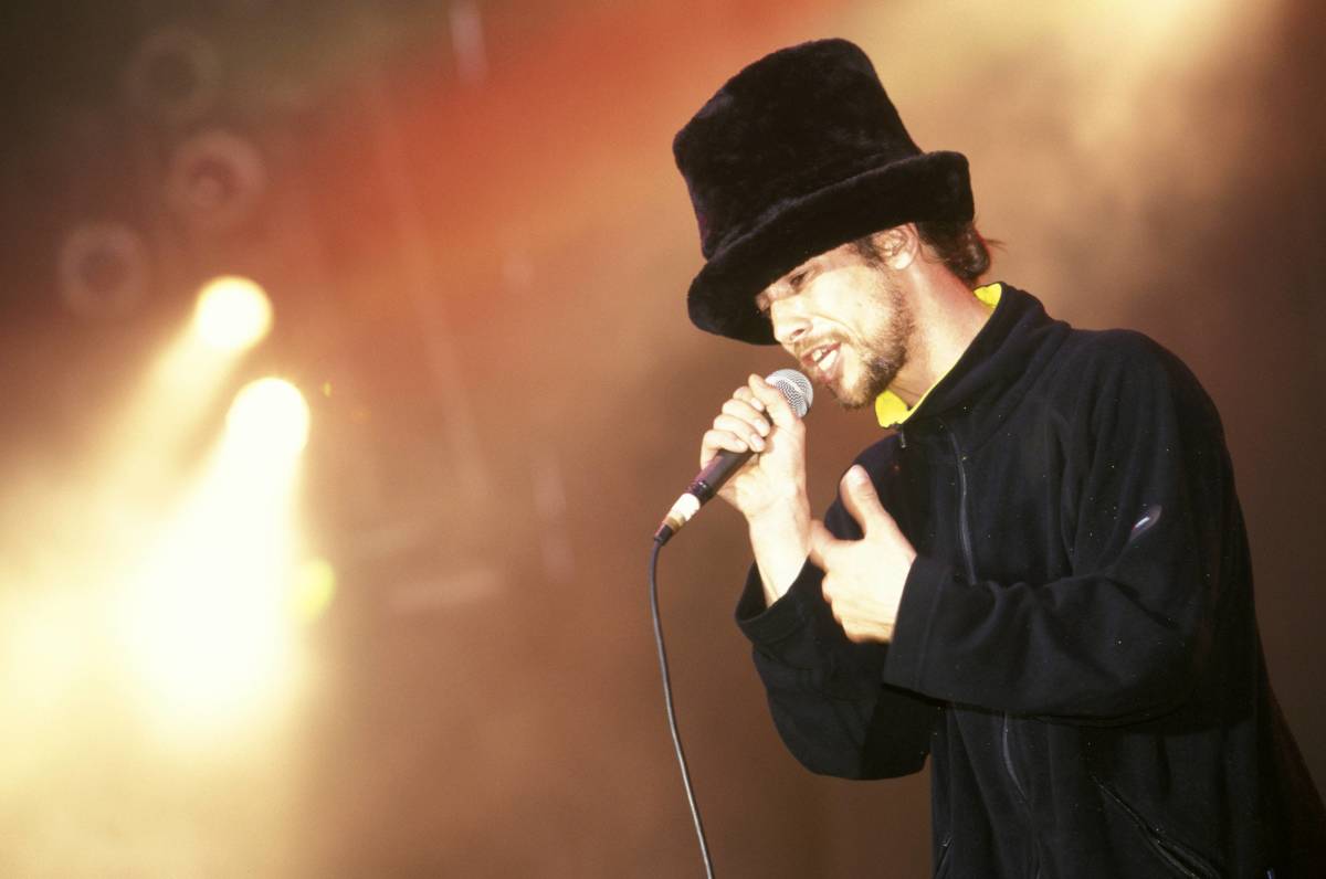 ’90s Pop Legend, 55, Stuns Crowd with Surprise Wembley Stadium Show’