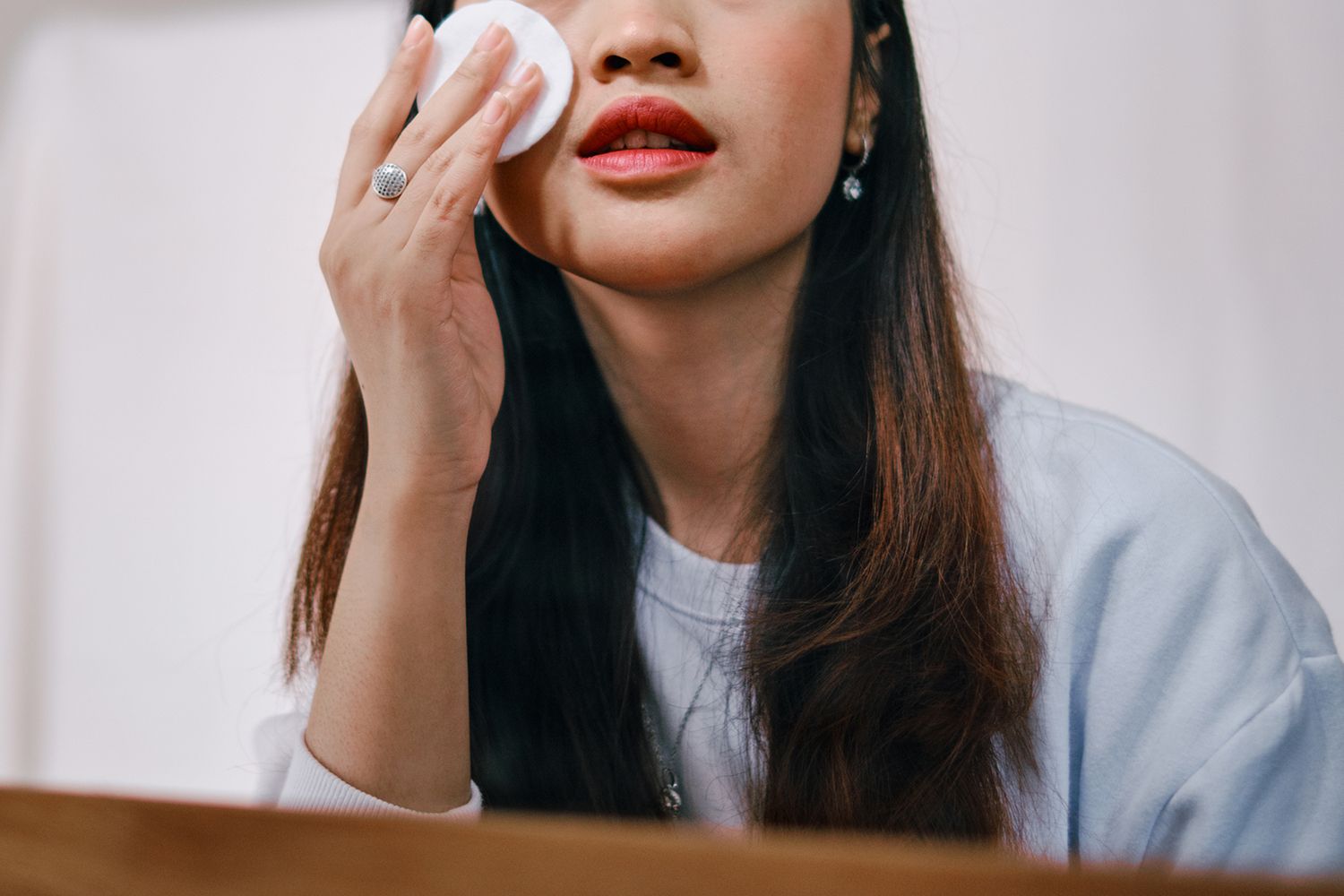 Woman Calls Boyfriend ‘Mean’ After He Admits Preference for Her No-Makeup Look