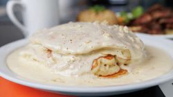 Hawaii’s Secret Pancake Delight: Topped with Special Sauce, Attracting Food Lovers Worldwide