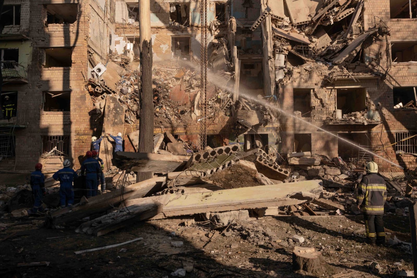 Reports: Russia Strikes Deep into Ukrainian Regions, Far from Front Lines