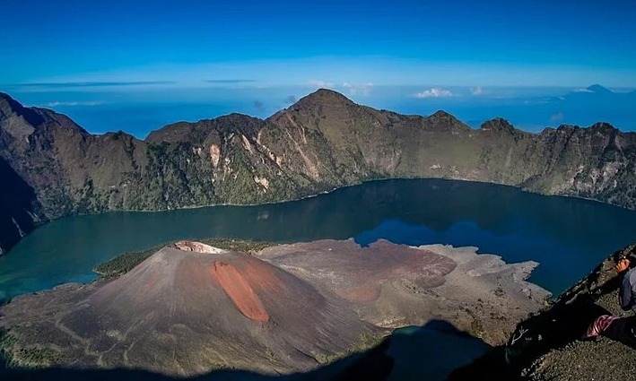 Malaysian Tourist Hurt on Indonesia’s Second-Tallest Volcano