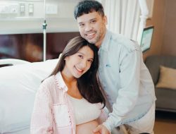 7 Gambar Acha Sinaga Melahirkan Anak Ketiga, Suami Setia di Sampingannya 7 Gambar Acha Sinaga Melahirkan Anak Ketiga, Suami Setia di Sampingannya