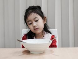 4 Alasan Anak Merasa Lapar tapi Tak Bernafsu Makan & Solusinya 4 Alasan Anak Merasa Lapar tapi Tak Bernafsu Makan & Solusinya