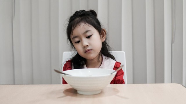 4 Alasan Anak Merasa Lapar tapi Tak Bernafsu Makan & Solusinya