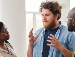 Study Reveals: Hand Gestures Enhance Understanding in Conversations