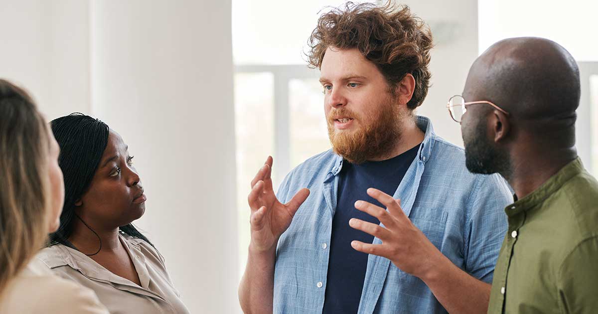 Study Reveals: Hand Gestures Enhance Understanding in Conversations