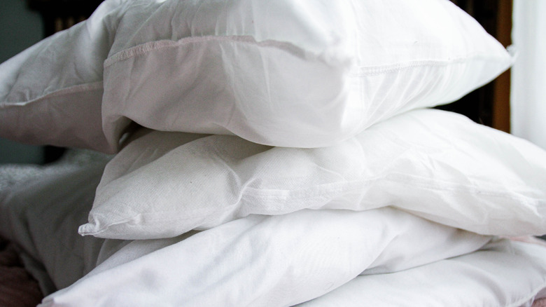 When Your Pillows Flunk This Test, It’s Time for New Ones