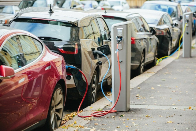 Govt Plans to Ease Car Imports, Aim for 2.2 Million EVs by 2030