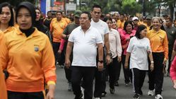 Sambut Hari Bhayangkara ke-79, Wali Kota Wesly dan Ketua TP PKK Ikuti Olahraga Bersama