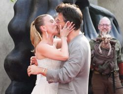 Jonathan Bailey Kisses Scarlett Johansson on “Jurassic World Rebirth”: ‘Life’s Too Short to Miss Out’