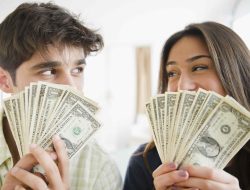 How Keeping Up With the Joneses Can Undermine Your Investment Strategy